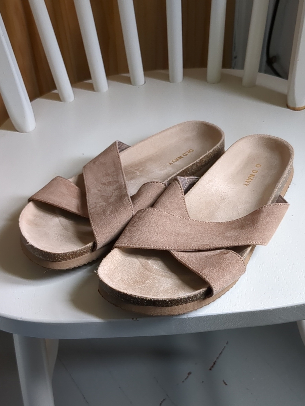 Old Navy Women’s Taupe Crisscross Slide Sandals. Size 9.